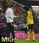 18.10.2025, Fussball Bundesliga 2025/2026, 7.Spieltag, FC Bayern Mnchen - Borussia Dortmund, in der Allianz-Arena Mnchen,  Karim Adeyemi (Borussia Dortmund) kriegt was zum einnehmen.


