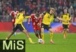 18.10.2025, Fussball Bundesliga 2025/2026, 7.Spieltag, FC Bayern Mnchen - Borussia Dortmund, in der Allianz-Arena Mnchen,  v.l. Felix Nmecha (Borussia Dortmund), gegen Nicolas Jackson (FC Bayern Mnchen) und Daniel Svensson (Borussia Dortmund) 


