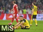 18.10.2025, Fussball Bundesliga 2025/2026, 7.Spieltag, FC Bayern Mnchen - Borussia Dortmund, in der Allianz-Arena Mnchen,  Nico Schlotterbeck (Borussia Dortmund) am Boden.



