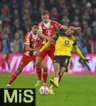 18.10.2025, Fussball Bundesliga 2025/2026, 7.Spieltag, FC Bayern Mnchen - Borussia Dortmund, in der Allianz-Arena Mnchen,  v.l. Joshua Kimmich (FC Bayern Mnchen) gegen Felix Nmecha (Borussia Dortmund) 


