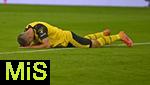 18.10.2025, Fussball Bundesliga 2025/2026, 7.Spieltag, FC Bayern Mnchen - Borussia Dortmund, in der Allianz-Arena Mnchen,  Waldemar Anton (Borussia Dortmund) am Boden


