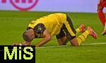 18.10.2025, Fussball Bundesliga 2025/2026, 7.Spieltag, FC Bayern Mnchen - Borussia Dortmund, in der Allianz-Arena Mnchen,  Waldemar Anton (Borussia Dortmund) am Boden


