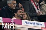 18.10.2025, Fussball Bundesliga 2025/2026, 7.Spieltag, FC Bayern Mnchen - Borussia Dortmund, in der Allianz-Arena Mnchen,  Mats Hummels (re, Deutschland) mit seiner strahlenden Freundin Nicola Cavanis (Deutschland).
Und Mats bekommt hier einen Schmazer

