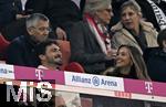 18.10.2025, Fussball Bundesliga 2025/2026, 7.Spieltag, FC Bayern Mnchen - Borussia Dortmund, in der Allianz-Arena Mnchen,  Mats Hummels (re, Deutschland) mit seiner strahlenden Freundin Nicola Cavanis (Deutschland).


