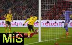 18.10.2025, Fussball Bundesliga 2025/2026, 7.Spieltag, FC Bayern Mnchen - Borussia Dortmund, in der Allianz-Arena Mnchen,  Michael Olise (FC Bayern Mnchen) macht das 2:0 gegen Torwart Gregor Kobel (Borussia Dortmund) und Jobe Bellingham (Borussia Dortmund) 


