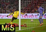 18.10.2025, Fussball Bundesliga 2025/2026, 7.Spieltag, FC Bayern Mnchen - Borussia Dortmund, in der Allianz-Arena Mnchen,  Michael Olise (FC Bayern Mnchen) macht das 2:0 gegen Torwart Gregor Kobel (Borussia Dortmund) und Jobe Bellingham (Borussia Dortmund) 


