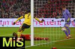 18.10.2025, Fussball Bundesliga 2025/2026, 7.Spieltag, FC Bayern Mnchen - Borussia Dortmund, in der Allianz-Arena Mnchen,  Michael Olise (FC Bayern Mnchen) macht das 2:0 gegen Torwart Gregor Kobel (Borussia Dortmund) und Jobe Bellingham (Borussia Dortmund) 


