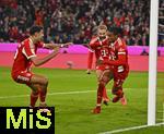 18.10.2025, Fussball Bundesliga 2025/2026, 7.Spieltag, FC Bayern Mnchen - Borussia Dortmund, in der Allianz-Arena Mnchen,  v.l. Aleksandar Pavlovic (Bayern Mnchen) , Konrad Laimer (FC Bayern Mnchen)  und Michael Olise (FC Bayern Mnchen) jubeln 


