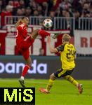 18.10.2025, Fussball Bundesliga 2025/2026, 7.Spieltag, FC Bayern Mnchen - Borussia Dortmund, in der Allianz-Arena Mnchen, v.li: Sacha Boey (FC Bayern Mnchen) gegen Daniel Svensson (Borussia Dortmund) , Zweikampf, Duell, Aktion, Action, , 