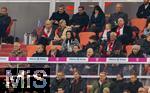 18.10.2025, Fussball Bundesliga 2025/2026, 7.Spieltag, FC Bayern Mnchen - Borussia Dortmund, in der Allianz-Arena Mnchen, Vereinsfhrung der Dortmunder frustriert in der ersten Reihe der Ehrentribne. Geschftsfhrer Hans-Joachim Watzke (Borussia Dortmund), Geschftsfhrer Carsten Cramer, Lars Ricken, Matthias Sammer  