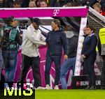 18.10.2025, Fussball Bundesliga 2025/2026, 7.Spieltag, FC Bayern Mnchen - Borussia Dortmund, in der Allianz-Arena Mnchen, vor dem Spiel, v.li: Trainer Vincent Kompany (FC Bayern Mnchen) shakehands mit Trainer Niko Kovac (Borussia Dortmund) 