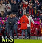 18.10.2025, Fussball Bundesliga 2025/2026, 7.Spieltag, FC Bayern Mnchen - Borussia Dortmund, in der Allianz-Arena Mnchen, Torjubel, li: Sportdirektor Christoph Freund (Bayern Mnchen), re: Trainer Vincent Kompany (FC Bayern Mnchen) 