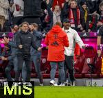 18.10.2025, Fussball Bundesliga 2025/2026, 7.Spieltag, FC Bayern Mnchen - Borussia Dortmund, in der Allianz-Arena Mnchen, Torjubel, li: Sportdirektor Christoph Freund (Bayern Mnchen), re: Trainer Vincent Kompany (FC Bayern Mnchen) 