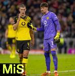 18.10.2025, Fussball Bundesliga 2025/2026, 7.Spieltag, FC Bayern Mnchen - Borussia Dortmund, in der Allianz-Arena Mnchen, v.li: Nico Schlotterbeck (Borussia Dortmund) und Torwart Gregor Kobel (Borussia Dortmund) nachdenklich 