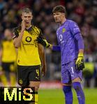 18.10.2025, Fussball Bundesliga 2025/2026, 7.Spieltag, FC Bayern Mnchen - Borussia Dortmund, in der Allianz-Arena Mnchen, v.li: Nico Schlotterbeck (Borussia Dortmund) und Torwart Gregor Kobel (Borussia Dortmund) nachdenklich 