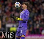 18.10.2025, Fussball Bundesliga 2025/2026, 7.Spieltag, FC Bayern Mnchen - Borussia Dortmund, in der Allianz-Arena Mnchen, Torwart Gregor Kobel (Borussia Dortmund) mit dem Ball.