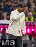 18.10.2025, Fussball Bundesliga 2025/2026, 7.Spieltag, FC Bayern Mnchen - Borussia Dortmund, in der Allianz-Arena Mnchen, Trainer Vincent Kompany (FC Bayern Mnchen) gibt Anweisungen.