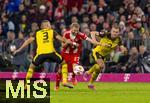 18.10.2025, Fussball Bundesliga 2025/2026, 7.Spieltag, FC Bayern Mnchen - Borussia Dortmund, in der Allianz-Arena Mnchen, v.li: Waldemar Anton (Borussia Dortmund), Konrad Laimer (FC Bayern Mnchen), Julian Ryerson (Borussia Dortmund) 