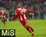 18.10.2025, Fussball Bundesliga 2025/2026, 7.Spieltag, FC Bayern Mnchen - Borussia Dortmund, in der Allianz-Arena Mnchen, Michael Olise (FC Bayern Mnchen) nimmt den Ball an