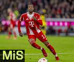 18.10.2025, Fussball Bundesliga 2025/2026, 7.Spieltag, FC Bayern Mnchen - Borussia Dortmund, in der Allianz-Arena Mnchen, Michael Olise (FC Bayern Mnchen) nimmt den Ball an