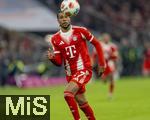 18.10.2025, Fussball Bundesliga 2025/2026, 7.Spieltag, FC Bayern Mnchen - Borussia Dortmund, in der Allianz-Arena Mnchen, Michael Olise (FC Bayern Mnchen) nimmt den Ball an
