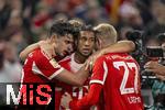 18.10.2025, Fussball Bundesliga 2025/2026, 7.Spieltag, FC Bayern Mnchen - Borussia Dortmund, in der Allianz-Arena Mnchen, Torjubel, Aleksandar Pavlovic (Bayern Mnchen) , Michael Olise (FC Bayern Mnchen), Konrad Laimer (FC Bayern Mnchen), Harry Kane (FC Bayern Mnchen), 