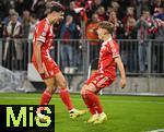 22.10.2025,  Fussball UEFA Championsleague 2025/2026: Vorrunde 3.Spieltag, FC Bayern Mnchen - Club Brgge, in der Allianz-Arena Mnchen. v.l. Aleksandar Pavlovic (FC Bayern Mnchen) und Lennart Karl (FC Bayern Mnchen) jubeln
  

