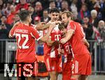 22.10.2025,  Fussball UEFA Championsleague 2025/2026: Vorrunde 3.Spieltag, FC Bayern Mnchen - Club Brgge, in der Allianz-Arena Mnchen.
  Lennart Karl (FC Bayern Mnchen) jubelt mit v.l. Raphael Guerreiro (FC Bayern Mnchen), Aleksandar Pavlovic (FC Bayern Mnchen), Lennart Karl (FC Bayern Mnchen) und Harry Kane (FC Bayern Mnchen) 

