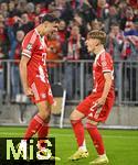 22.10.2025,  Fussball UEFA Championsleague 2025/2026: Vorrunde 3.Spieltag, FC Bayern Mnchen - Club Brgge, in der Allianz-Arena Mnchen.
  Lennart Karl (FC Bayern Mnchen) jubelt mit v.l. Aleksandar Pavlovic (FC Bayern Mnchen) und Lennart Karl (FC Bayern Mnchen) 

