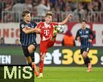 22.10.2025,  Fussball UEFA Championsleague 2025/2026: Vorrunde 3.Spieltag, FC Bayern Mnchen - Club Brgge, in der Allianz-Arena Mnchen.
  v.l. Bjrn Meijer (Club Brgge) gegen Lennart Karl (FC Bayern Mnchen) 


