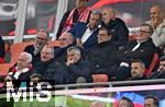 22.10.2025,  Fussball UEFA Championsleague 2025/2026: Vorrunde 3.Spieltag, FC Bayern Mnchen - Club Brgge, in der Allianz-Arena Mnchen. v.l. Ex-Vorstandsvorsitzender Karl-Heinz Rummenigge (FC Bayern Mnchen) , Ehren-Prsident Uli Hoene (FC Bayern Mnchen, Hoeness), Sportvorstand Max Eberl (Bayern Mnchen) und Vorstandsvorsitzender Jan-Christian Dreesen (FC Bayern Mnchen) , 

unten Prsident Herbert Hainer (FC Bayern) 
  


