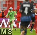 22.10.2025,  Fussball UEFA Championsleague 2025/2026: Vorrunde 3.Spieltag, FC Bayern Mnchen - Club Brgge, in der Allianz-Arena Mnchen. Torwart Manuel Neuer (FC Bayern Mnchen) wehrt den Ball mit dem Kopf ab.
  

