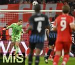 22.10.2025,  Fussball UEFA Championsleague 2025/2026: Vorrunde 3.Spieltag, FC Bayern Mnchen - Club Brgge, in der Allianz-Arena Mnchen. Torwart Manuel Neuer (FC Bayern Mnchen) wehrt den Ball ab.
  

