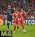 22.10.2025,  Fussball UEFA Championsleague 2025/2026: Vorrunde 3.Spieltag, FC Bayern Mnchen - Club Brgge, in der Allianz-Arena Mnchen. v.l. Brandon Mechele (Club Brgge) , Lennart Karl (FC Bayern Mnchen) und Raphael Guerreiro (FC Bayern Mnchen) 
  

