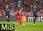 22.10.2025,  Fussball UEFA Championsleague 2025/2026: Vorrunde 3.Spieltag, FC Bayern Mnchen - Club Brgge, in der Allianz-Arena Mnchen. Lennart Karl (FC Bayern Mnchen) und Brandon Mechele (Club Brgge) 
  

