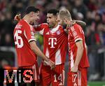 22.10.2025,  Fussball UEFA Championsleague 2025/2026: Vorrunde 3.Spieltag, FC Bayern Mnchen - Club Brgge, in der Allianz-Arena Mnchen. Torjubel nach dem 3:0 v.l. Aleksandar Pavlovic (FC Bayern Mnchen), Luis Diaz (FC Bayern Mnchen) und Konrad Laimer (FC Bayern Mnchen) 

