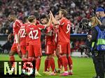 22.10.2025,  Fussball UEFA Championsleague 2025/2026: Vorrunde 3.Spieltag, FC Bayern Mnchen - Club Brgge, in der Allianz-Arena Mnchen. Torjubel nach dem 3:0 v.l. Jonathan Tah (FC Bayern Mnchen), Raphael Guerreiro (FC Bayern Mnchen), Lennart Karl (FC Bayern Mnchen), Luis Diaz (FC Bayern Mnchen), Joshua Kimmich (FC Bayern Mnchen) Aleksandar Pavlovic (FC Bayern Mnchen) und Harry Kane (FC Bayern Mnchen) 

