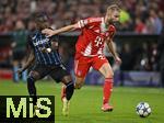 22.10.2025,  Fussball UEFA Championsleague 2025/2026: Vorrunde 3.Spieltag, FC Bayern Mnchen - Club Brgge, in der Allianz-Arena Mnchen. v.l. Carlos Forbs (Club Brgge) gegen Konrad Laimer (FC Bayern Mnchen) 
  

