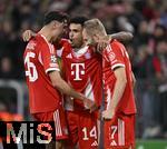 22.10.2025,  Fussball UEFA Championsleague 2025/2026: Vorrunde 3.Spieltag, FC Bayern Mnchen - Club Brgge, in der Allianz-Arena Mnchen. Torjubel nach dem 3:0 v.l. Aleksandar Pavlovic (FC Bayern Mnchen), Luis Diaz (FC Bayern Mnchen) und Konrad Laimer (FC Bayern Mnchen) 

