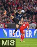 22.10.2025,  Fussball UEFA Championsleague 2025/2026: Vorrunde 3.Spieltag, FC Bayern Mnchen - Club Brgge, in der Allianz-Arena Mnchen. v.l. Bjrn Meijer (Club Brgge)  gegen Joshua Kimmich (FC Bayern Mnchen) 
  

