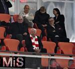 22.10.2025,  Fussball UEFA Championsleague 2025/2026: Vorrunde 3.Spieltag, FC Bayern Mnchen - Club Brgge, in der Allianz-Arena Mnchen. Ehren-Prsident Uli Hoene (FC Bayern Mnchen, Hoeness) kann zufrieden sein. Oben Arien Robben .
  

