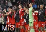 22.10.2025,  Fussball UEFA Championsleague 2025/2026: Vorrunde 3.Spieltag, FC Bayern Mnchen - Club Brgge, in der Allianz-Arena Mnchen. v.l. Aleksandar Pavlovic (Bayern Mnchen) , Michael Olise (FC Bayern Mnchen), Sacha Boey (FC Bayern Mnchen), Dayot Upamecano (FC Bayern Mnchen), Leon Goretzka (FC Bayern Mnchen), Tom Bischof (Bayern Mnchen), Lennart Karl (FC Bayern Mnchen), Torwart Manuel Neuer (FC Bayern Mnchen), Wisdom Mike (FC Bayern Mnchen) und Vincent Manuba (Bayern Mnchen) feien nach dem Spiel
  

