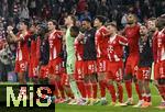 22.10.2025,  Fussball UEFA Championsleague 2025/2026: Vorrunde 3.Spieltag, FC Bayern Mnchen - Club Brgge, in der Allianz-Arena Mnchen.
   Schlussjubel der Bayern v.l. Aleksandar Pavlovic (Bayern Mnchen) , Michael Olise (FC Bayern Mnchen), Sacha Boey (FC Bayern Mnchen), Dayot Upamecano (FC Bayern Mnchen), Leon Goretzka (FC Bayern Mnchen), Tom Bischof (Bayern Mnchen), Lennart Karl (FC Bayern Mnchen), Torwart Manuel Neuer (FC Bayern Mnchen), Wisdom Mike (FC Bayern Mnchen), Vincent Manuba  (Bayern Mnchen), Min-jae Kim (Bayern Mnchen, Minjae Kim), Joshua Kimmich (FC Bayern Mnchen), Jonathan Tah (FC Bayern Mnchen), Raphael Guerreiro (FC Bayern Mnchen) , Torwart Jonas Urbig (FC Bayern Mnchen), Konrad Laimer (FC Bayern Mnchen) und Nicolas Jackson (FC Bayern Mnchen) 


