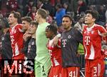 22.10.2025,  Fussball UEFA Championsleague 2025/2026: Vorrunde 3.Spieltag, FC Bayern Mnchen - Club Brgge, in der Allianz-Arena Mnchen.
   Schlussjubel der Bayern v.l.  Leon Goretzka (FC Bayern Mnchen), Tom Bischof (Bayern Mnchen), Lennart Karl (FC Bayern Mnchen), Torwart Manuel Neuer (FC Bayern Mnchen), Wisdom Mike (FC Bayern Mnchen), Vincent Manuba (Bayern Mnchen) und Min-jae Kim (Bayern Mnchen, Minjae Kim) 


