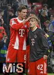 22.10.2025,  Fussball UEFA Championsleague 2025/2026: Vorrunde 3.Spieltag, FC Bayern Mnchen - Club Brgge, in der Allianz-Arena Mnchen. v.l. Leon Goretzka (FC Bayern Mnchen) lobt Lennart Karl (FC Bayern Mnchen) 
  

