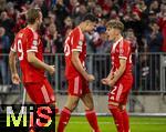 22.10.2025,  Fussball UEFA Championsleague 2025/2026: Vorrunde 3.Spieltag, FC Bayern Mnchen - Club Brgge, in der Allianz-Arena Mnchen. Torjubel Lennart Karl (re, FC Bayern Mnchen) mit Aleksandar Pavlovic (Bayern Mnchen)  und Harry Kane (FC Bayern Mnchen) 