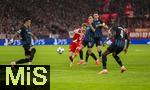 22.10.2025,  Fussball UEFA Championsleague 2025/2026: Vorrunde 3.Spieltag, FC Bayern Mnchen - Club Brgge, in der Allianz-Arena Mnchen. Torschuss Lennart Karl (mitte, FC Bayern Mnchen) zu seinem ersten Treffer in der Championsleague mit 17 Jahren der Jngste Torschtze, zum 1:0.