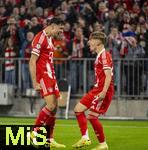 22.10.2025,  Fussball UEFA Championsleague 2025/2026: Vorrunde 3.Spieltag, FC Bayern Mnchen - Club Brgge, in der Allianz-Arena Mnchen. Torjubel Lennart Karl (re, FC Bayern Mnchen) mit Aleksandar Pavlovic (Bayern Mnchen)