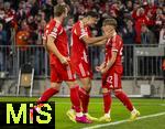 22.10.2025,  Fussball UEFA Championsleague 2025/2026: Vorrunde 3.Spieltag, FC Bayern Mnchen - Club Brgge, in der Allianz-Arena Mnchen. Torjubel Lennart Karl (re, FC Bayern Mnchen) mit Aleksandar Pavlovic (Bayern Mnchen)  und Harry Kane (FC Bayern Mnchen) 