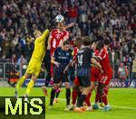 22.10.2025,  Fussball UEFA Championsleague 2025/2026: Vorrunde 3.Spieltag, FC Bayern Mnchen - Club Brgge, in der Allianz-Arena Mnchen. v.li: Torwart Nordin Jackers (Club Brgge) gegen Harry Kane (FC Bayern Mnchen) 